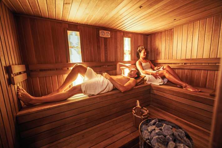 Die “Eistonne” für Warmduscher: Auch Sauna verursacht im Körper positiven Stress.