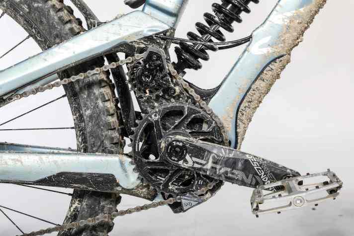 High Pivot mit Umlenkrolle. Vorteil: enorme Bodenhaftung. Nachteil: der Spieltrieb geht etwas verloren, besonders auf Jumpstrecken.