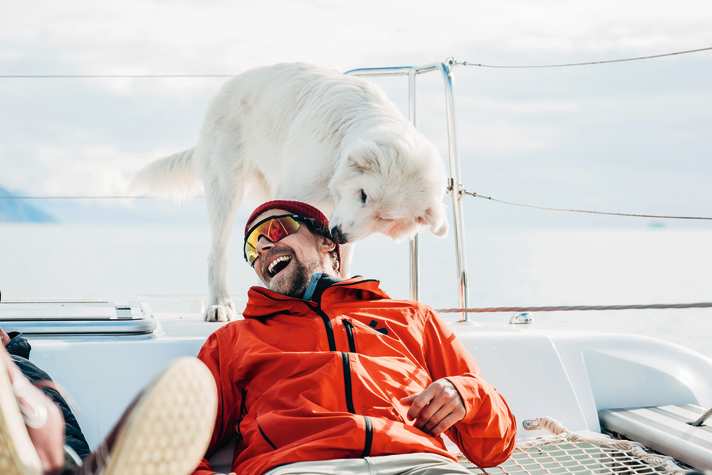 Na, schnuppere ich da etwa Seekrankheit? Hündin Ceppa hält uns für Landratten.