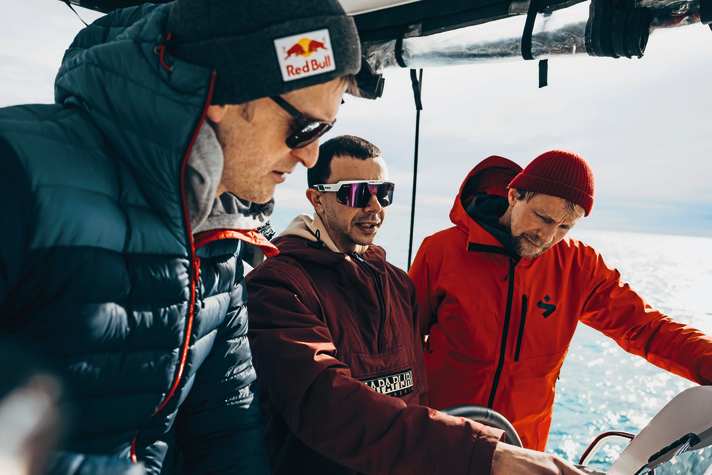 Fortunately, Davide Bassan (centre) is not only a bike guide, he also has a sailing licence and gets the catamaran ready for us.