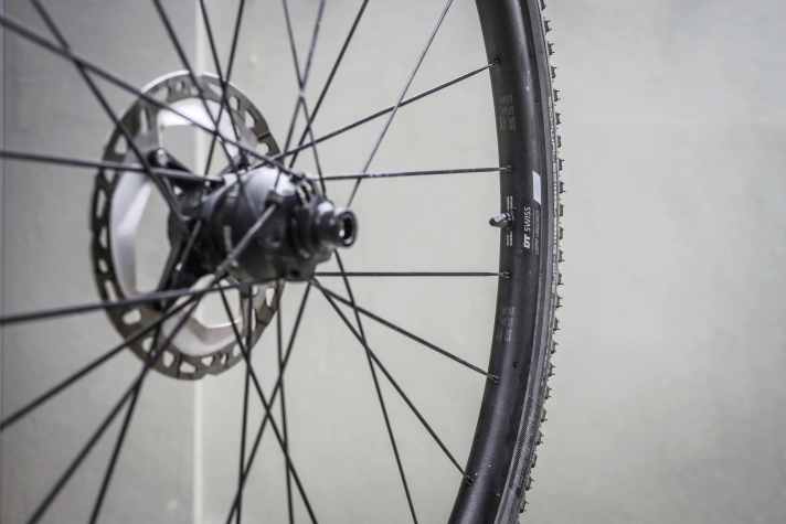 The DT Swiss GR 1600 wheel has an integrated small dynamo. This can supply the energy for a high-quality lighting system.