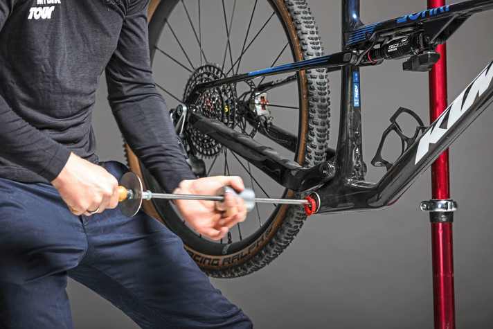 Verpresste Tretlager müssen zum Ausbau ausgeschlagen werden. Ob zum Bike hin oder vom Bike weg geschlagen wird, hängt vom Werkzeug ab.