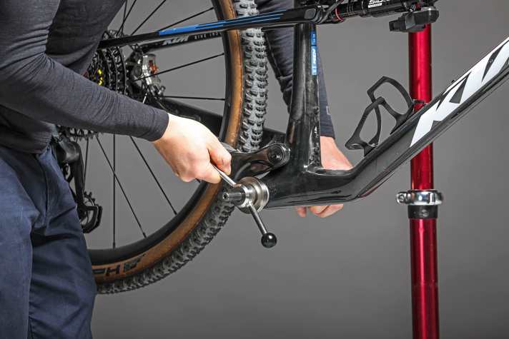 Using the correct attachment on the press-fit tool, the new bottom bracket finds its place in the frame.