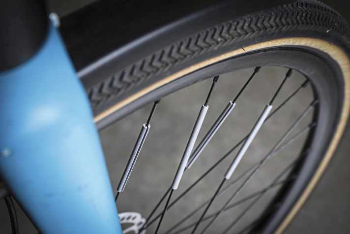 The spoke reflectors are simply clicked over the spoke. The reflection then unfolds its full effect, especially during rotation.