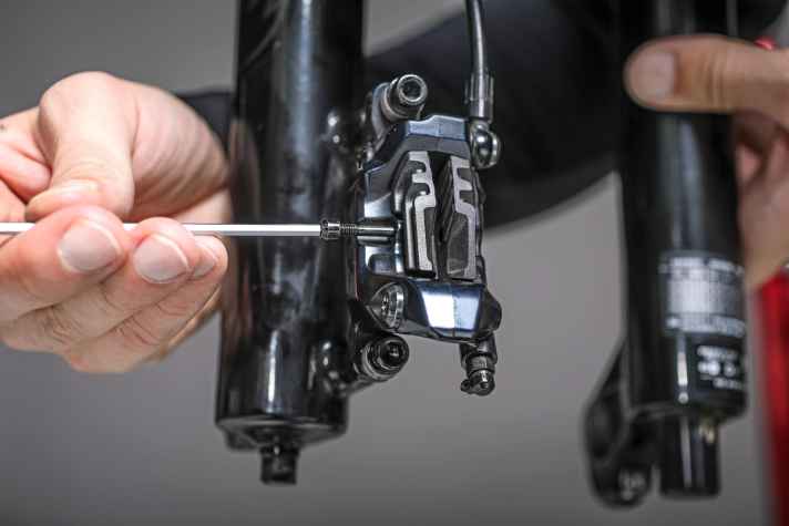 Once the locking screw has been removed, the pads can be easily removed upwards from the saddle.