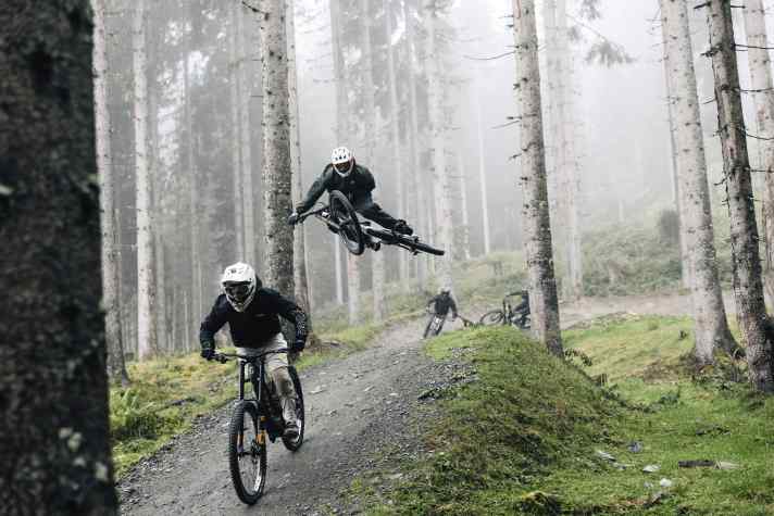 Biken mit dem Idol: Beim BIKE Festival in Leogang wirds möglich. Hier fliegt Promi Elias Schwärzler über den Table, seine Schüler folgen ihm.