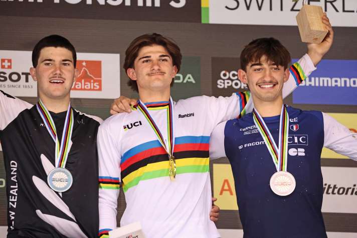 Downhill-Junioren-Podium 2025: Von links nach rechts: Tyler Waite (NZL) Silber, Max Alran (FRA) Gold,  Till Alran (FRA) Bronze.