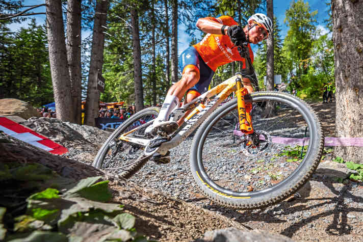Mathieu van der Poel pushes his Canyon out of the berm. In the end, it's only enough for 29th place for the superstar.