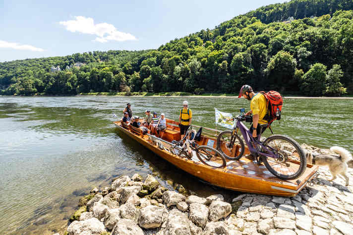 Kein Zeitplan: Einfach zu den Landungsstellen hinfahren und in die nächste Zille einsteigen. Bikes dürfen auch mit.