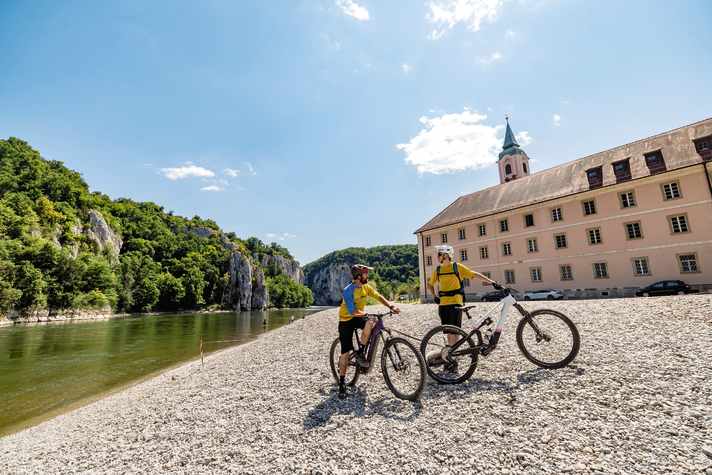 After the Danube breakthrough, you get off at Weltenburg Abbey with its 1000-year-old brewery. | Tourismusverband im Landkreis Kelheim e.V. / Markus Greber, Skyshot
