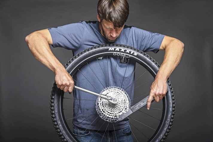 Zum Lösen der Kassette muss mit einer Kettenpeitsche gegengehalten werden.