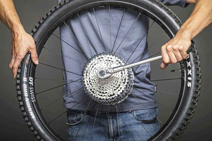 Mit einem Drehmomentschlüssel nach Herstellervorgaben die Kassette wieder festziehen.