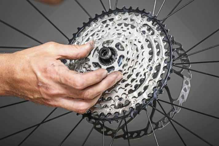 Die Teile der Kassette werden einzeln wieder auf den Freilauf gesetzt. Dabei Reihenfolge und Position der Nut beachten.