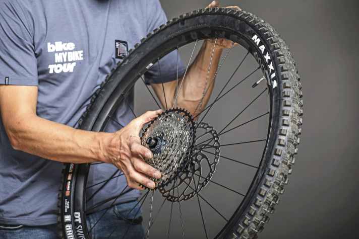 The loose cassette can then be lifted from the freewheel.