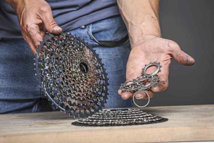 Sram-Kassetten sind einteilig, das macht Montage und Demontage simpel. Bei mehrteiligen Shimano-Kassetten können Ritzel je nach Verschleiß separat getauscht werden.
