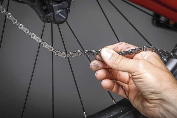 In diese Position lässt sich der Nietstift, mit dem spitzen Zapfen voraus, ohne Kraft und Werkzeug drücken.