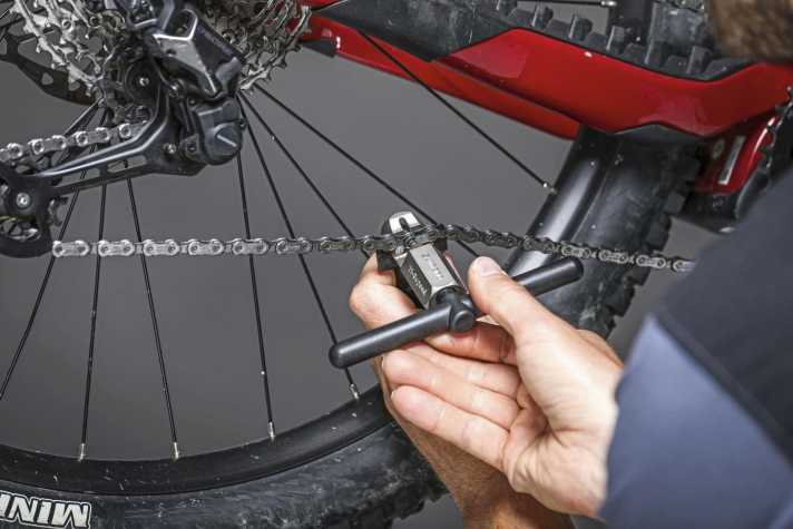 Make sure that the chain rivet is compatible with the chain. The rivet pin can then be easily unscrewed.