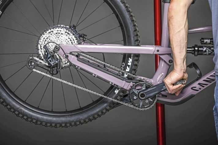 The chain lock must engage with a distinct "click".