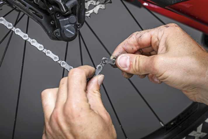 Chain links that are difficult to move can usually be made to move again by applying lateral pressure.