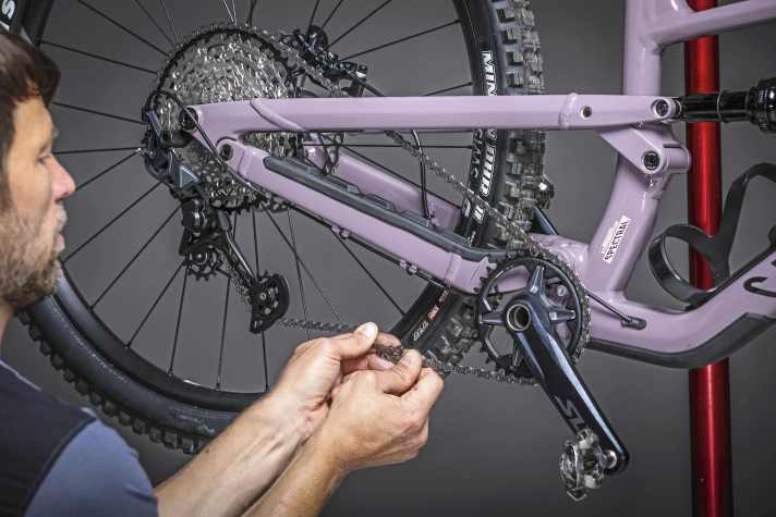 Bei maximal großem Kettenblatt und Ritzel darf sich die Kette nicht überspannen. Dafür muss Luft eingeplant werden.