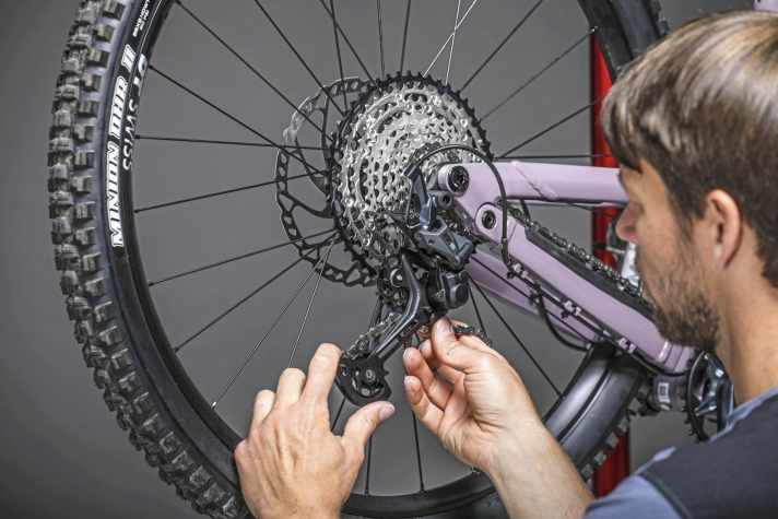 Beim Einfädeln der Kette im Schaltkäfig muss der korrekte Verlauf genau beachtet werden.