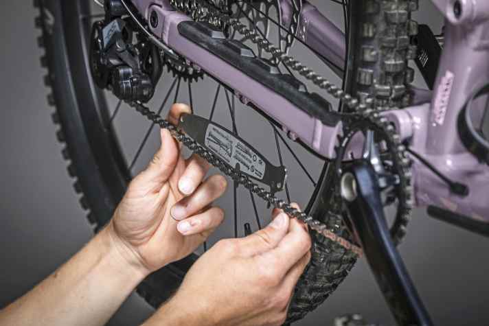 Die Verschleißlehre verrät, ob die Kette reif für einen Wechsel ist.