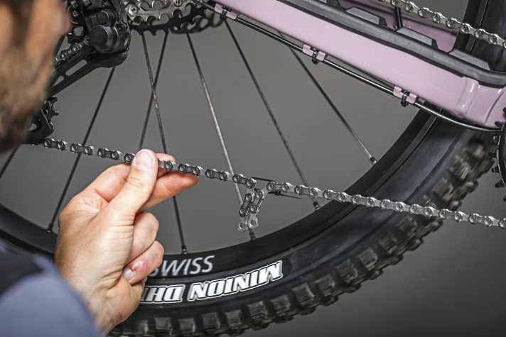 Ein Kabelbinder oder eine vorbereitete Klammer hilft, die Spannung von der Kette zu nehmen. So fällt das Verschließen leichter.