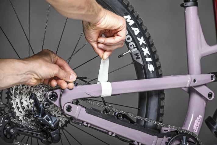 Wichtig: Den Bowdenzug sicher am Rahmen fixieren, damit er nicht ins Innere der Rohre rutschen kann.