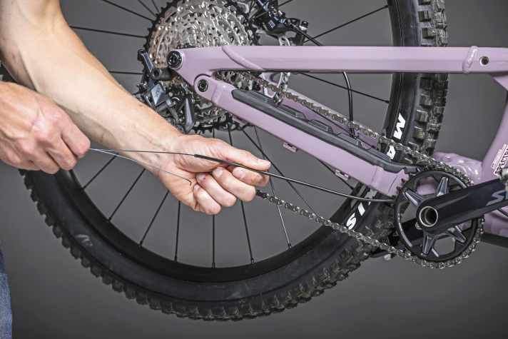 If the outer cover protrudes far enough from the frame at the front and rear, the Bowden cable can be removed.