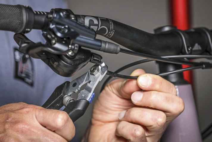 Now the shift cable must be cut at the front by pulling the outer casing out of the shift lever.