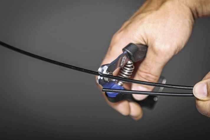 Cut the new outer casing to length. The old outer casing can be used as a measure. Better too long than too short!