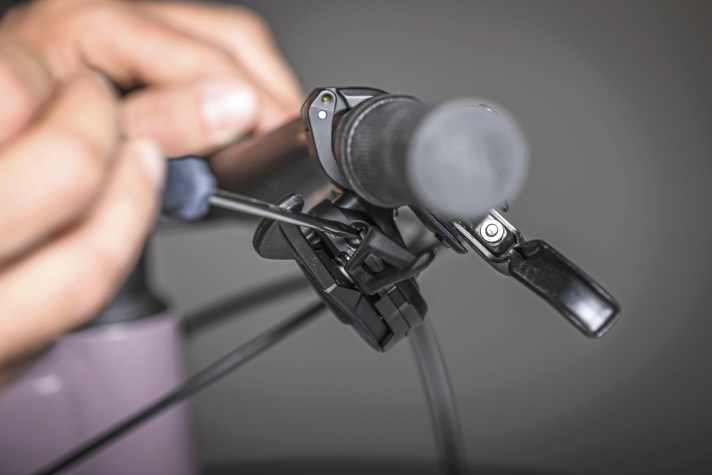 With Shimano levers, the cover cap for the cable entry must be unscrewed...