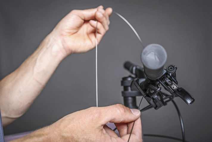 ...dann kann der Zug in den Schalthebel eingefädelt werden.