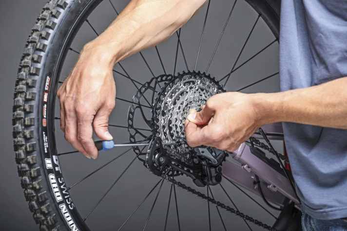 Tighten the shift cable with a light pull.