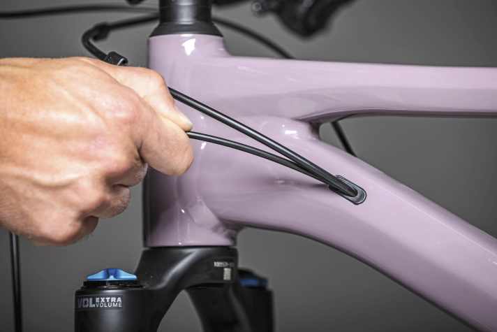 The entire outer casing can now be carefully pulled out of the frame. Important: The Bowden cable must not slip into the frame.