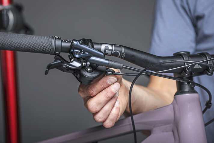 Egal ob Sram oder Shimano: Bei mechanischen Schaltungen ist das Einstellrad am Schalthebel für die Zugspannung und damit die Feineinstellung verantwortlich.