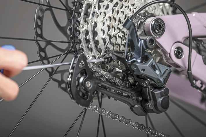 Firstly, the derailleur cable on the rear derailleur must be loosened.