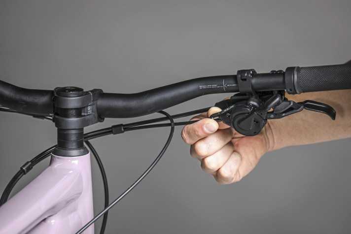 With mechanical gearsticks, the tension is adjusted using the screw on the gear lever. This allows the position of the shift cage to be fine-tuned.