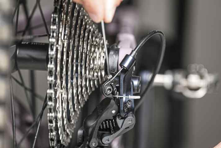 The wrap-around bolt is located close to the derailleur hanger.