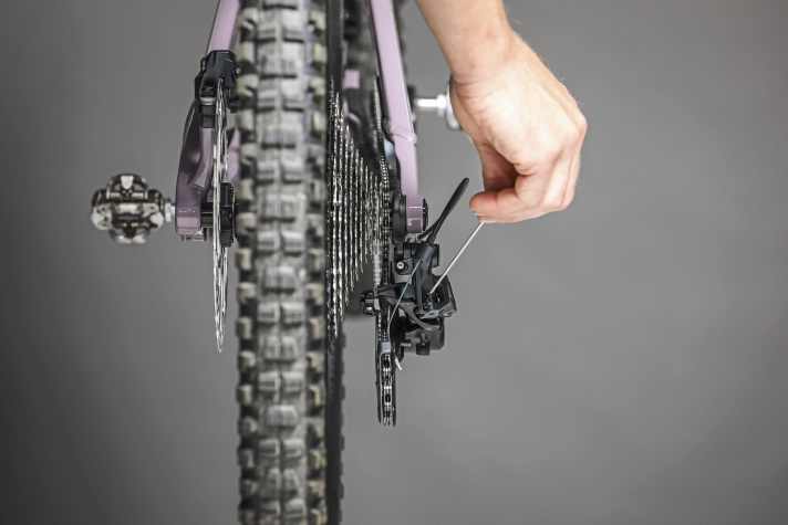 Der äußere Endanschlag verhindert, dass die Kette über das kleinste Ritzel Richtung Ausfallende rutscht.