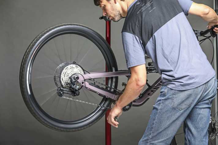 Im Montageständer lässt sich die Grundeinstellung der Schaltung entspannt vornehmen.