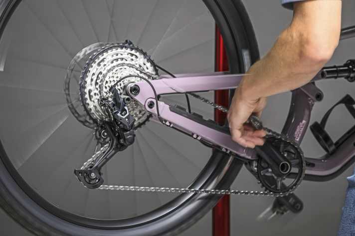 Hängt das Bike im Montageständer, kann bequem durch die Gänge geschaltet werden, um die Feineinstellung vorzunehmen. Danach muss die Funktion aber beim Fahren gecheckt und ggf. nachjustiert werden.