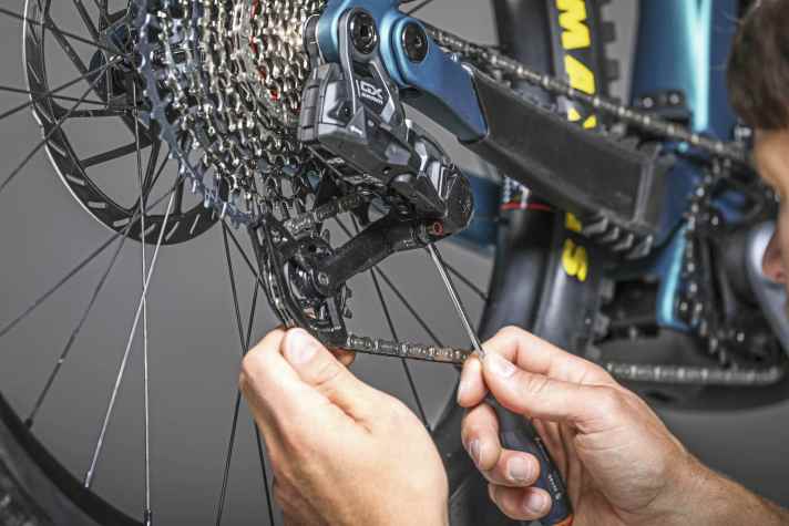 Die Position des Setup-Keys kann einfach umgebaut werden. Dazu den Knopf mit einem kleinen Schlitzschraubendreher heraushebeln und gedreht wieder einsetzen.