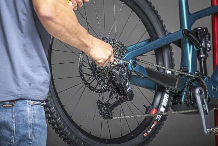 ...dann auch die Hauptbefestigungsschraube des Schaltwerks lockern.