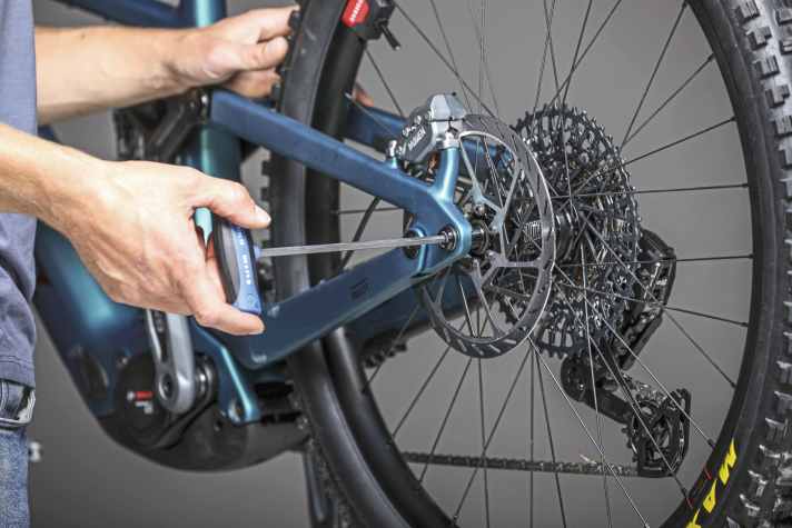 Erst die Hinterradachse um eine Umdrehung lösen...