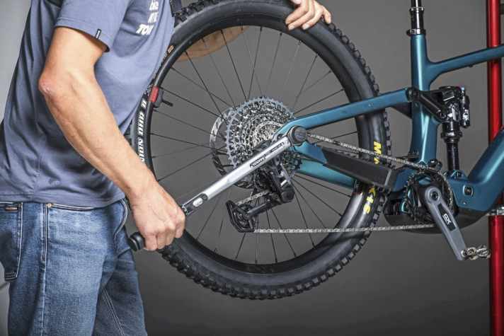 Ein großer Drehmomentschlüssel ist Pflicht, um das Transmission-Schaltwerk mit den vorgegebenen 35 Nm zu fixieren.