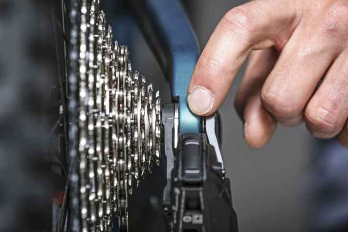 Nach den oben aufgeführten Befestigungsschritten, sollten die beiden Markierungen an Insert (silber) und innerem Befestigungsarm genau nebeneinander liegen.