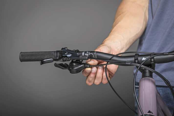 Die Schraube am Schalthebel reguliert die Zugspannung und sorgt damit für saubere Schaltvorgänge. Der Schaltkäfig kann hier nach rechts und links feinjustiert werden.