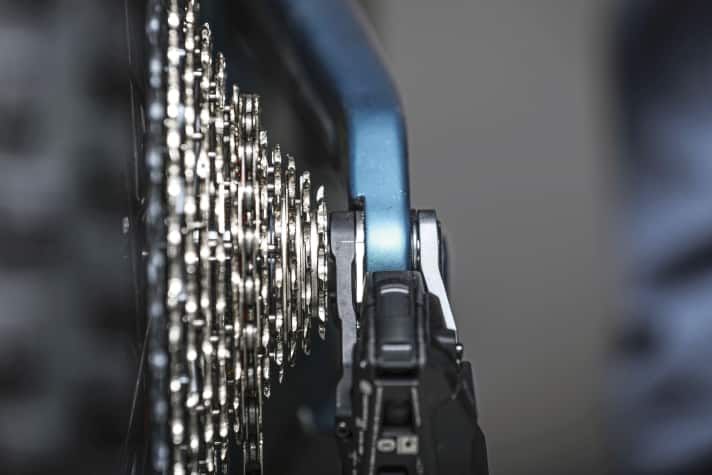 Die direkte Montage des Schaltwerks über zwei solide Arme am Rahmen ist das eindeutige Erkennungszeichen von Srams neuen Transmission-Schaltwerken.