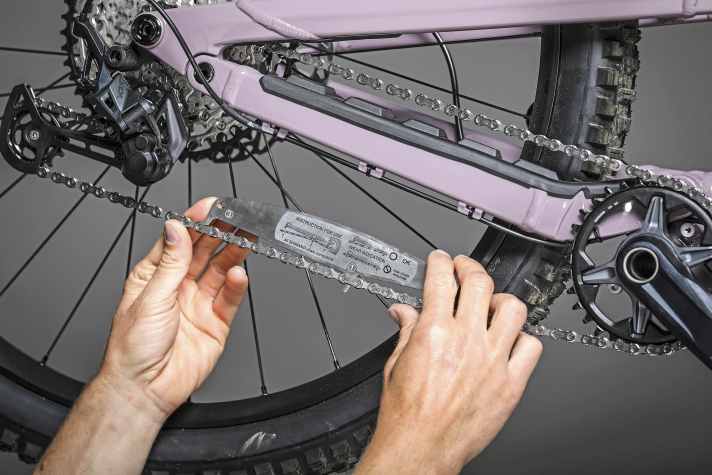 A wear gauge can be used to check whether the chain is still "fresh" or should be replaced.